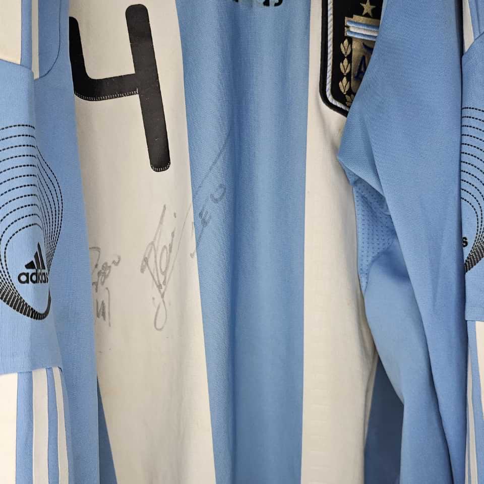 Nicolas Burdisso – Match worn – Signed by Messi – Amistoso internacional - Image 6