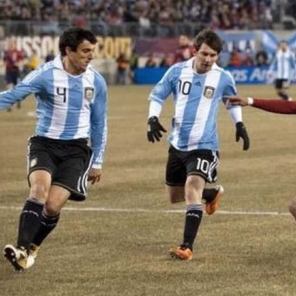 Nicolas Burdisso – Match worn – Signed by Messi – Amistoso internacional - Image 7