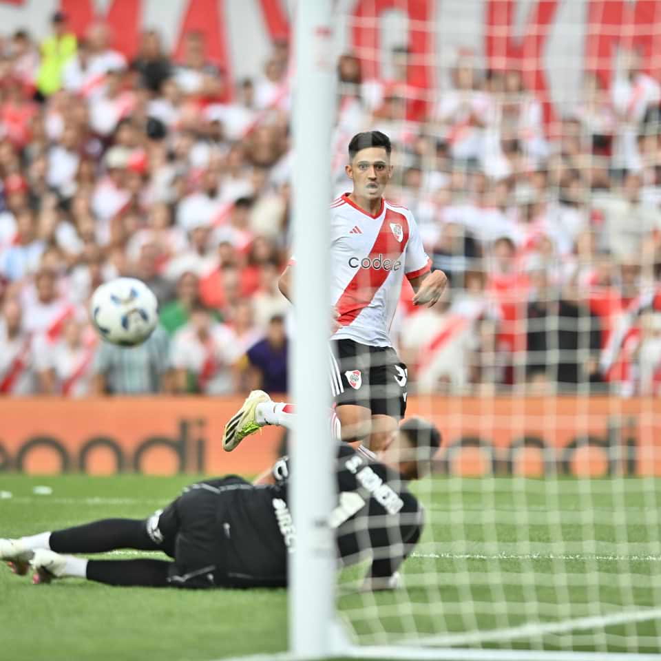 Pablo Solari – Match Worn & Signed game goal ball – River vs Boca – Copa de la Liga 2024 - Imagen 15