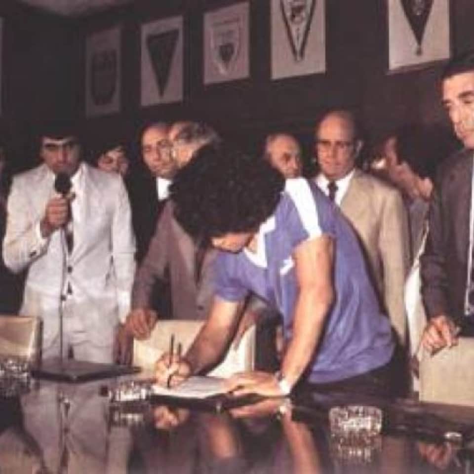Diego Armando Maradona – Remera Puma – Firma de contrato con Boca Jrs. 1981 – Boca Juniors contract sign shirt 1981 - Imagen 10