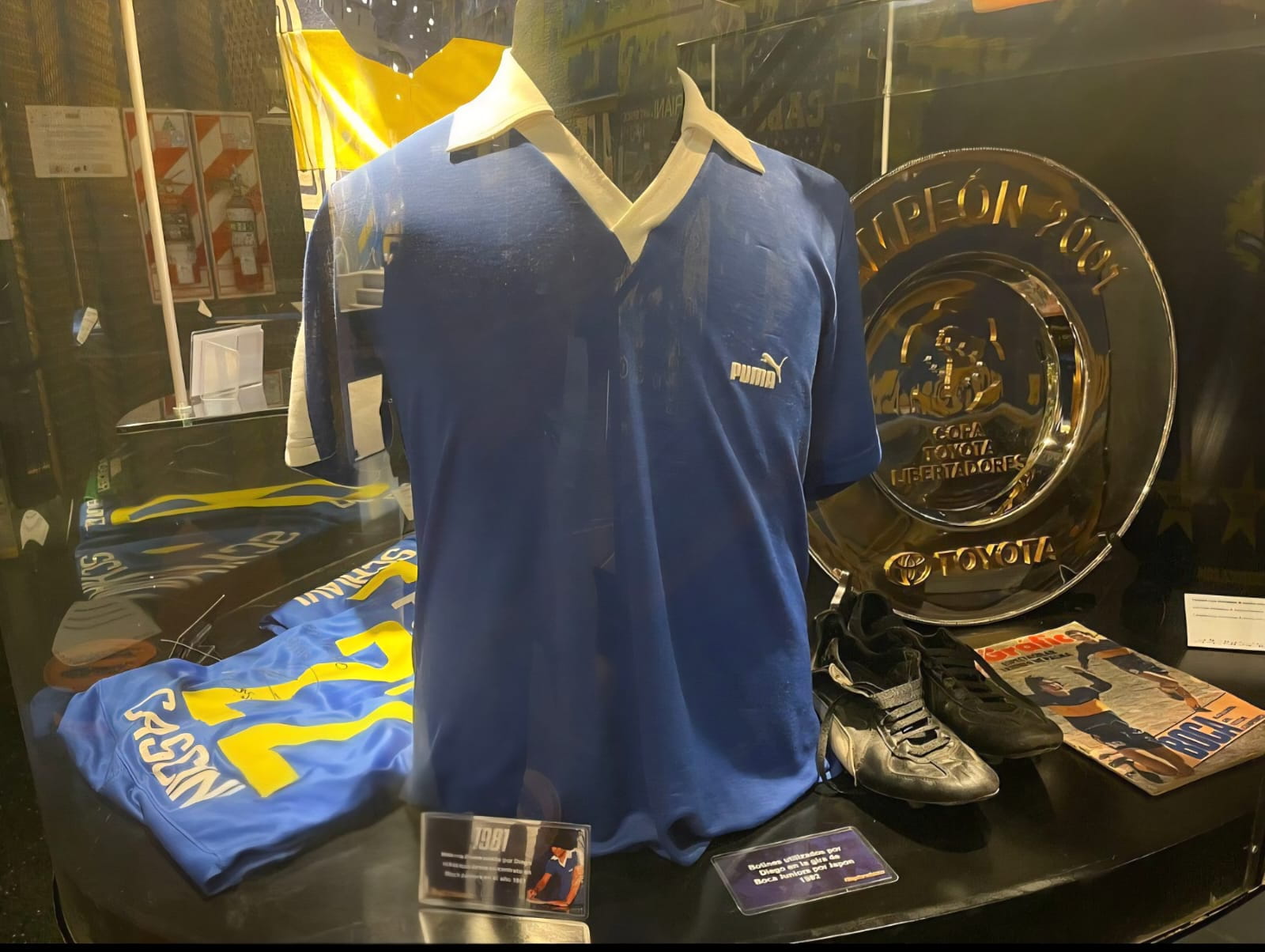 Diego Armando Maradona – Remera Puma – Firma de contrato con Boca Jrs. 1981 – Boca Juniors contract sign shirt 1981 - Imagen 6