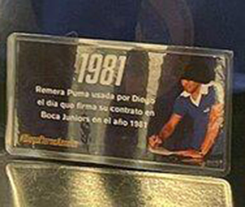 Diego Armando Maradona – Remera Puma – Firma de contrato con Boca Jrs. 1981 – Boca Juniors contract sign shirt 1981 - Imagen 7