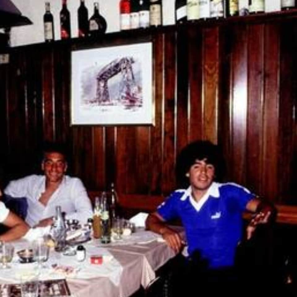 Diego Armando Maradona – Remera Puma – Firma de contrato con Boca Jrs. 1981 – Boca Juniors contract sign shirt 1981 - Imagen 13