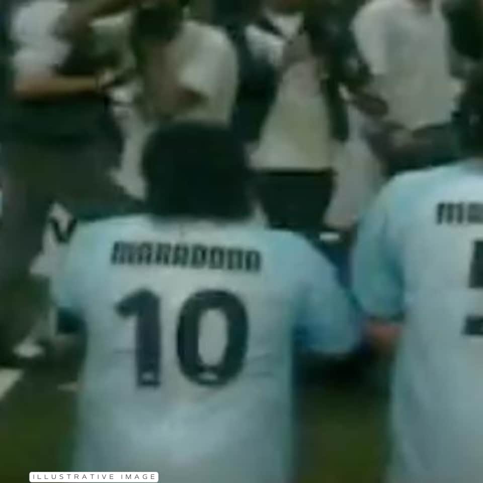 Diego Armando Maradona – MATCH WORN UNWASHED & SIGNED JERSEY – Showbol - Imagen 9