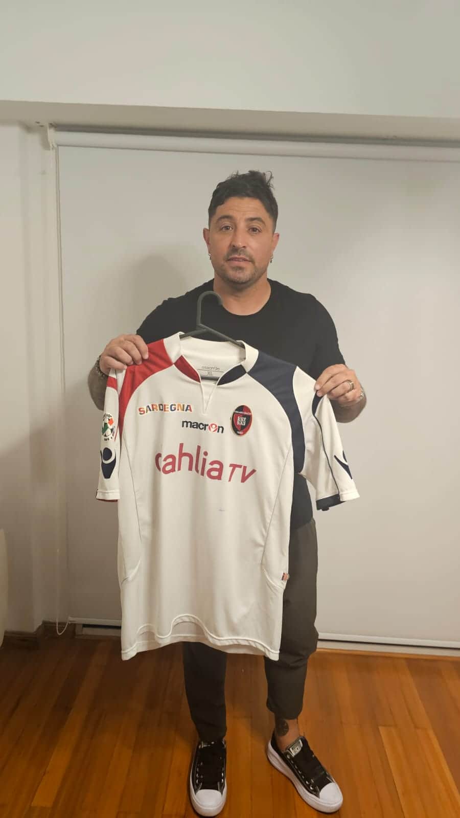 Joaquín Larrivey – Cagliari – Serie A 2009/10 – MATCH WORN IN BENCH JERSEY – P. ALVAREZ COLLECTION - Imagen 6