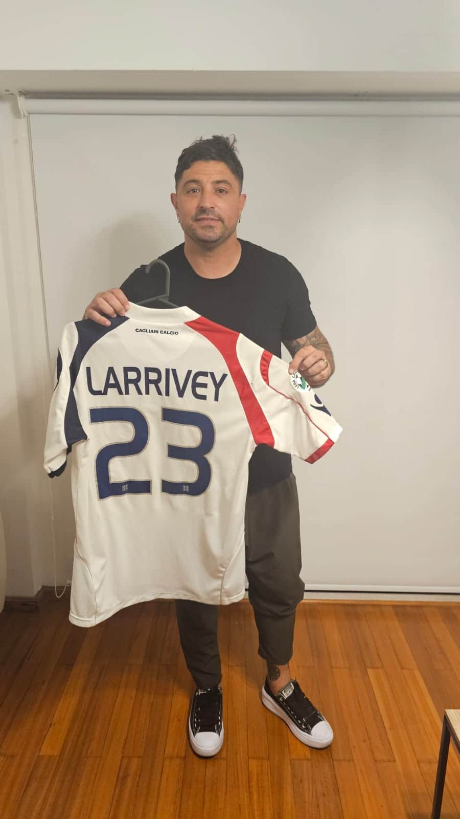 Joaquín Larrivey – Cagliari – Serie A 2009/10 – MATCH WORN IN BENCH JERSEY – P. ALVAREZ COLLECTION - Imagen 7