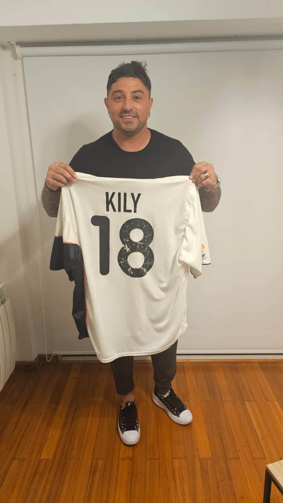 Cristian “Kily” González – SIGNED – Valencia C.F. – LFP 2001/02 – MATCH WORN JERSEY – P. ÁLVAREZ COLLECTION - Imagen 7