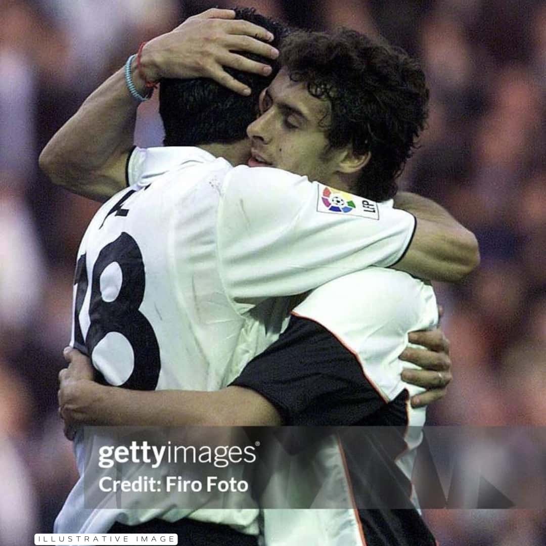 Cristian “Kily” González – SIGNED – Valencia C.F. – LFP 2001/02 – MATCH WORN JERSEY – P. ÁLVAREZ COLLECTION - Imagen 14