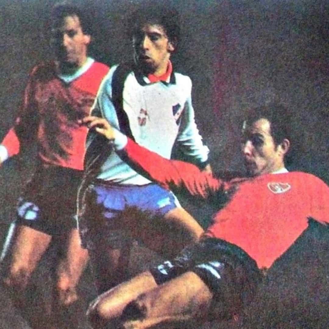 Ricardo Bochini – Independiente – Copa Libertadores 1984 – Semifinal IDA – MATCH WORN JERSEY - Imagen 13