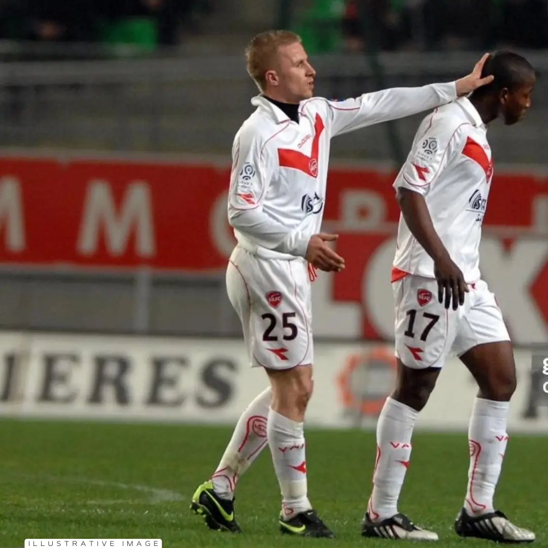 Carlos Sánchez – Valenciennes F.C. – Ligue 1 – MATCH WORN JERSEY – JUAN ELUCHANS COLLECTION - Imagen 8