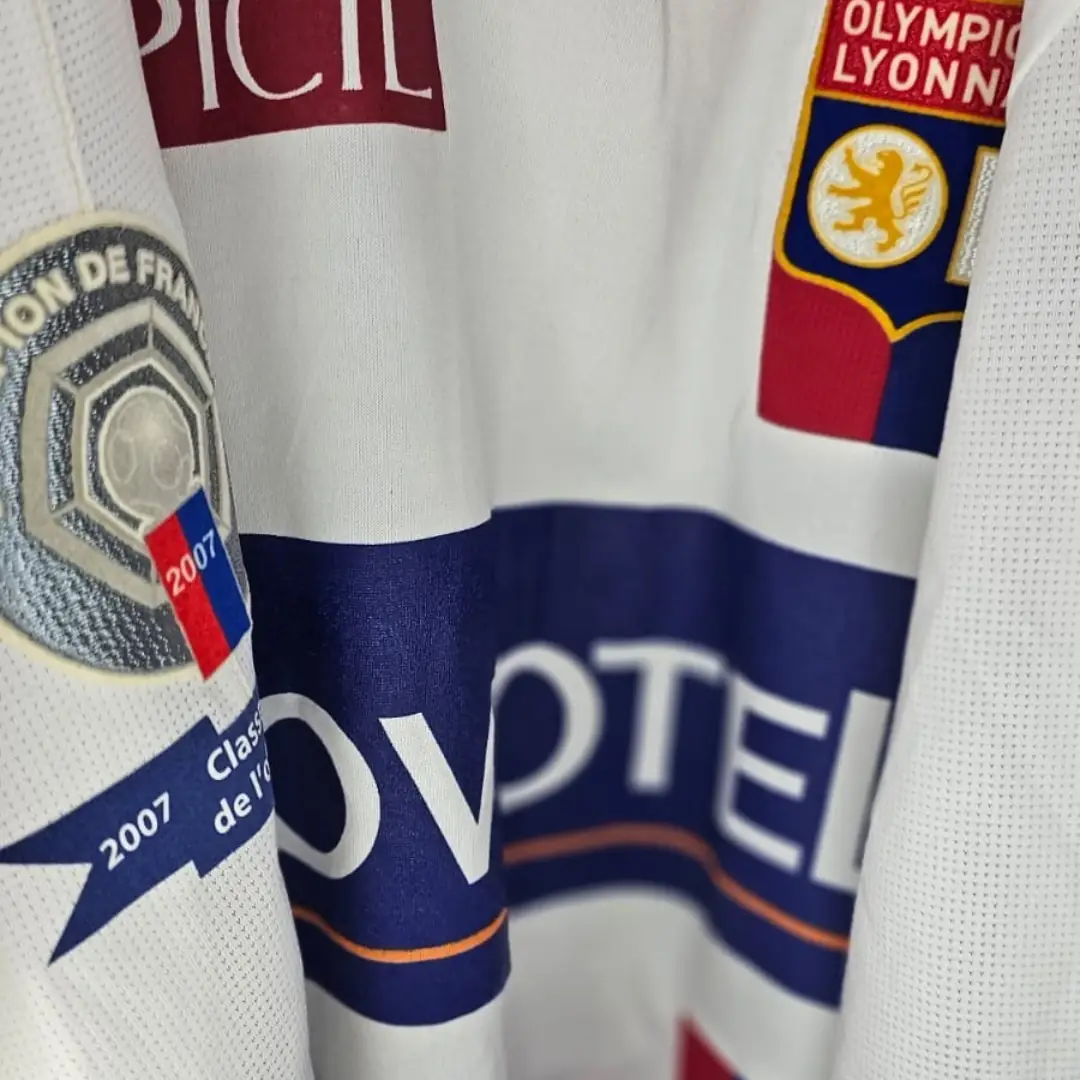 César Delgado – Lyon – Ligue 1 – MATCH WORN IN BENCH JERSEY – JUAN ELUCHANS COLLECTION - Imagen 6