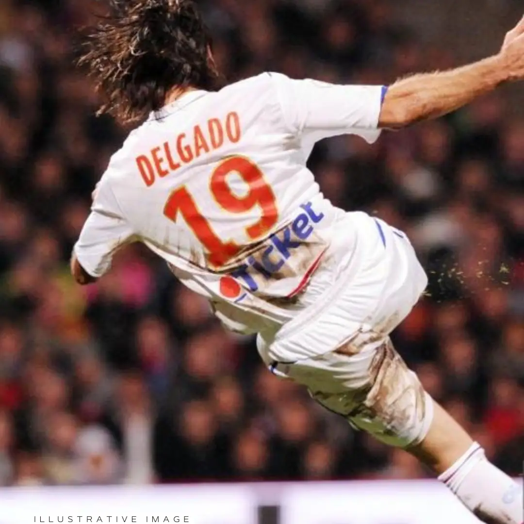 César Delgado – Lyon – Ligue 1 – MATCH WORN IN BENCH JERSEY – JUAN ELUCHANS COLLECTION - Imagen 9