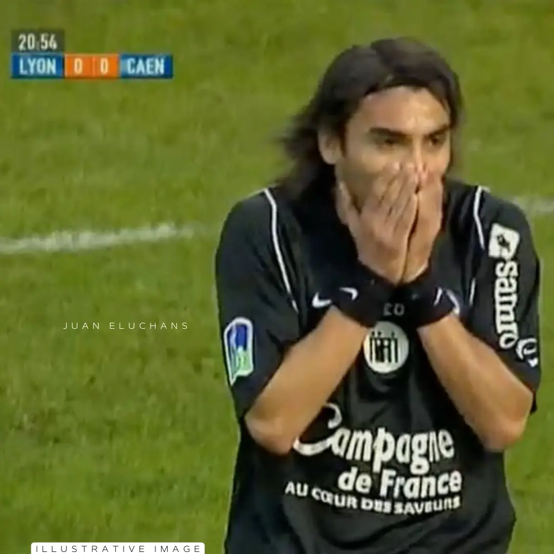 César Delgado – Lyon – Ligue 1 – MATCH WORN IN BENCH JERSEY – JUAN ELUCHANS COLLECTION - Imagen 11