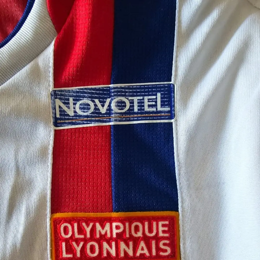César Delgado – Lyon – Ligue 1 – MATCH WORN IN BENCH JERSEY – JUAN ELUCHANS COLLECTION - Imagen 13