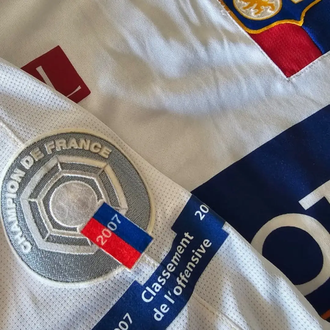 César Delgado – Lyon – Ligue 1 – MATCH WORN IN BENCH JERSEY – JUAN ELUCHANS COLLECTION - Imagen 15