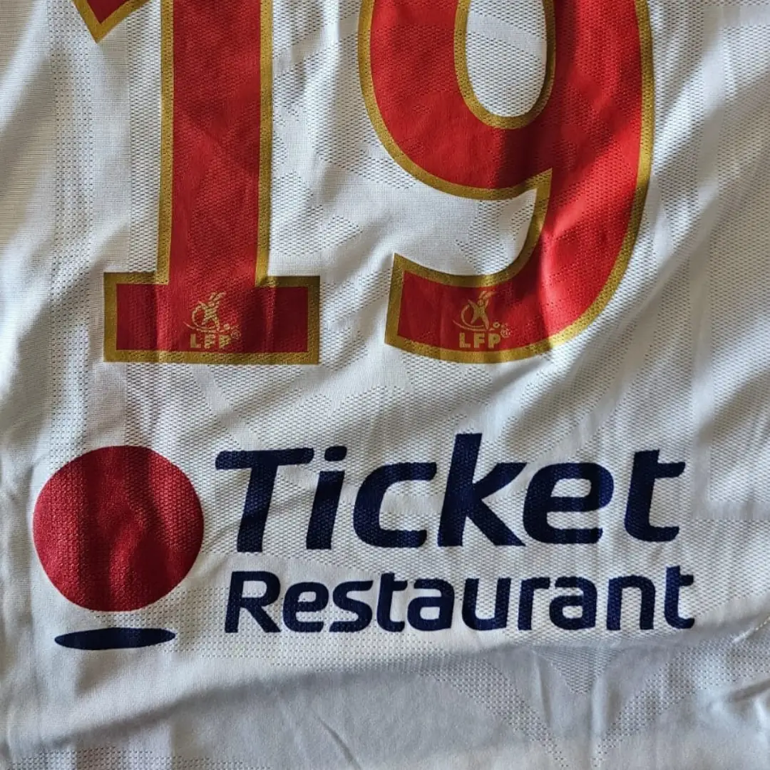 César Delgado – Lyon – Ligue 1 – MATCH WORN IN BENCH JERSEY – JUAN ELUCHANS COLLECTION - Imagen 20